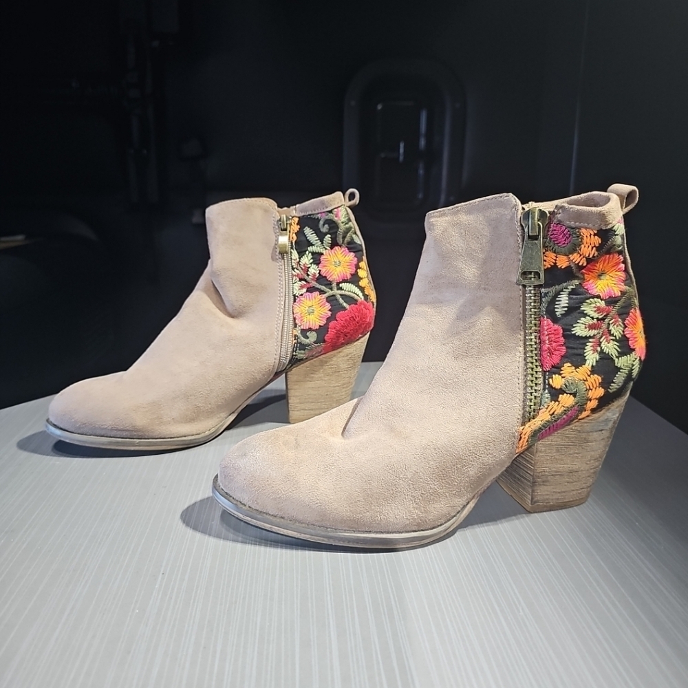 Tiara Los Angeles‎ Mika-05 Floral Embroidered Ankle Boots Women's 7.5 EUC